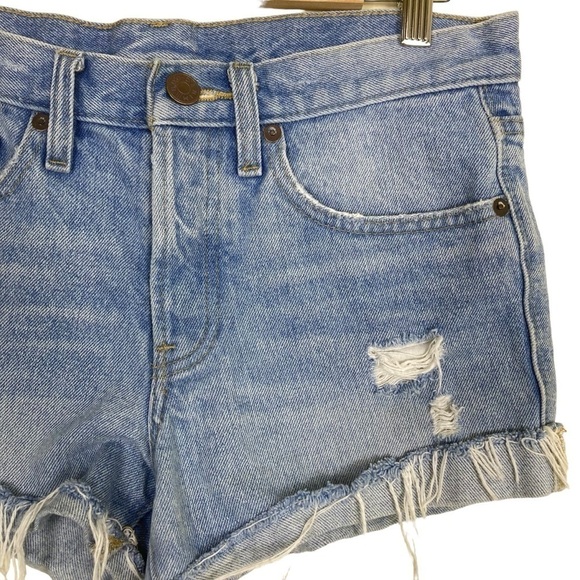 BDG Tomboy Buttonfly Mid Rise 3” Denim Shorts Light Wash Distressed Frayed Sz 25 - Picture 4 of 16
